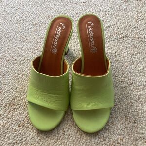 L’INTERVALLE Green Heeled Sandals